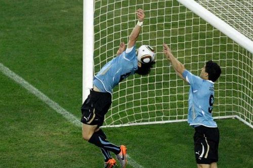 'Đòn bẩn' của Luis Suarez tái hiện trên sân cỏ nước Anh