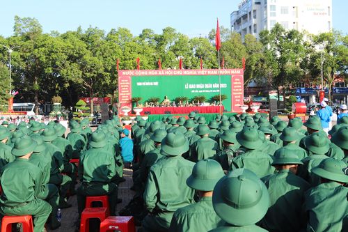 Thanh niên Đắk Lắk nô nức lên đường tòng quân