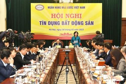 Doanh nghiệp bất động sản nói thẳng: Khát vốn, lãi suất cao, dự án bế tắc
