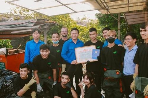 Thành Đoàn TPHCM tặng bằng khen cho nhóm bạn trẻ vớt rác 'Sài Gòn xanh'