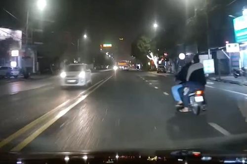 Nghệ An: Oan gia đường lớn khi ô tô rẽ vội gặp xe máy vượt ẩu