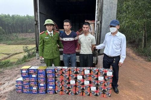Vận chuyển 100kg pháo lấy 2,1 triệu tiền công