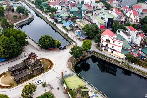 Hàng loạt hồ, kênh ở thành phố Vinh bị nhuộm đen vì nước, bùn thải