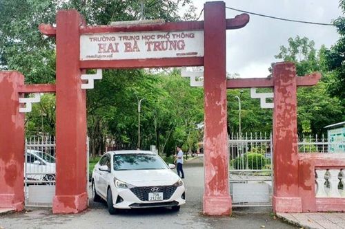 Tạm thu hồi quyết định kỷ luật cô giáo bị đuổi ra khỏi lớp học ở Huế