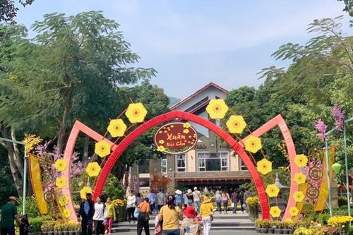 Khám phá thế giới sắc màu tại Núi Cấm