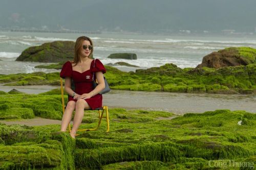Thích thú 'check-in' rạn đá phủ rêu xanh mướt tại thành phố Đà Nẵng