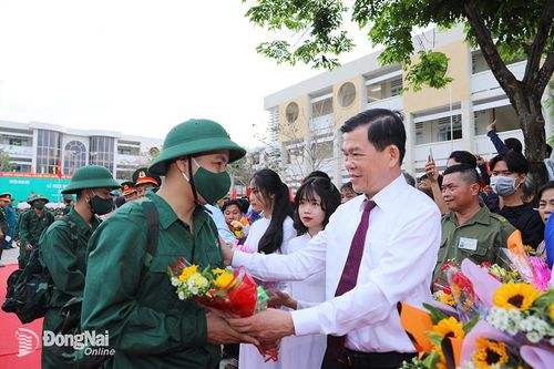 Ủy viên Trung ương Đảng, Bí thư Tỉnh ủy Nguyễn Hồng Lĩnh động viên, tiễn thanh niên lên đường nhập ngũ