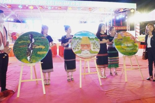 Đấu giá 10 bức tranh học sinh Xơ Đăng vẽ để gây quỹ khuyến học