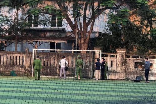 Điều tra việc học sinh lớp 12 bị xà ngang cầu môn đè chết trong lúc đá bóng