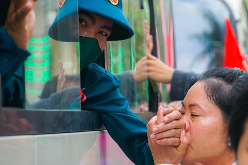 Thanh niên Cần Thơ bịn rịn chia tay người thân lên đường nhập ngũ