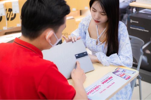Nhiều mẫu laptop giảm giá, doanh số tăng cao