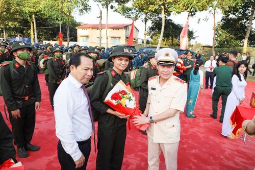 Hàng ngàn thanh niên Đồng bằng sông Cửu Long hăng hái lên đường nhập ngũ