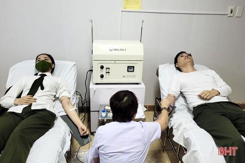 Hai cán bộ Công an Hà Tĩnh kịp thời hiến máu cứu người