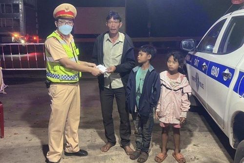 Người đàn ông và hai con đi bộ từ Đắk Nông về Trà Vinh được CSGT giúp đỡ