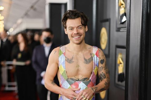 Bộ jumpsuit gây chú ý của Harry Styles tại Grammy