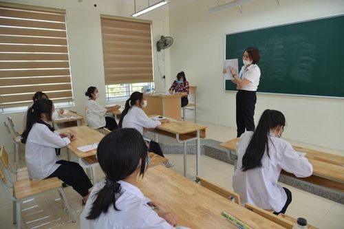 Quá sốt ruột, nhiều phụ huynh vội nộp hồ sơ dự phòng lớp 10 trường tư
