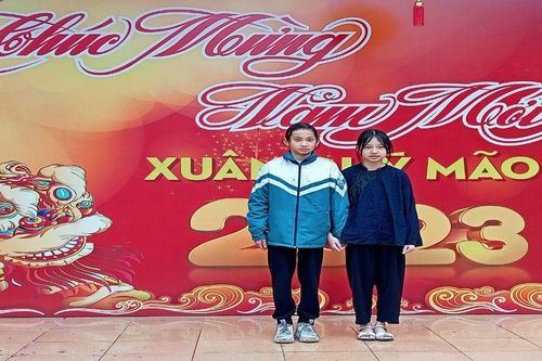 Tặng giấy khen cho hai học sinh nhặt được của rơi trả lại người mất