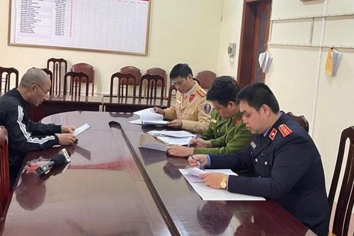 Tài xế say rượu lao ô tô vào xe tuần tra, quật ngã CSGT