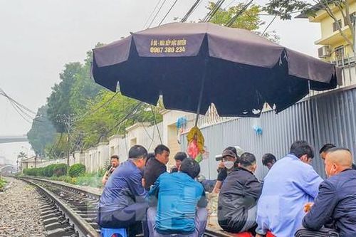 Vô tư 'thưởng trà' trên... đường ray tàu hỏa tại Hà Nội