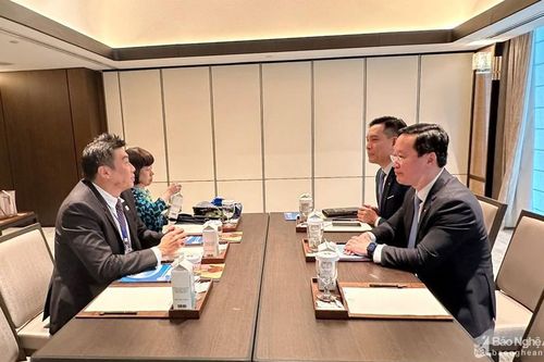 Chủ tịch UBND tỉnh Nghệ An làm việc với Chủ tịch Liên đoàn Sản xuất Singapore