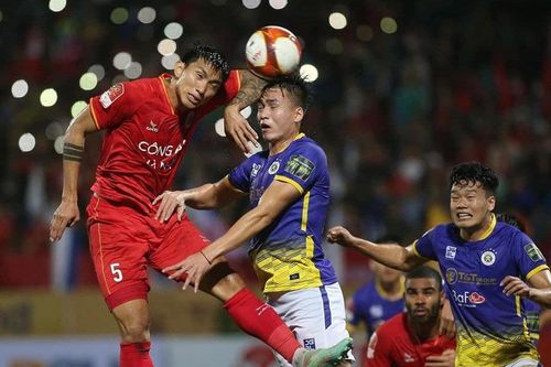 Bùi Hoàng Việt Anh bầm mặt sau va chạm với cùi chỏ của Văn Hậu