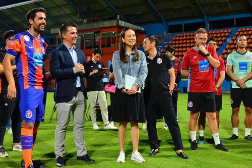 V.League: 22 năm vẫn nghèo, bao giờ giàu như Thai League?