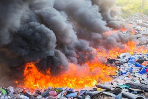 Mang nước định dập tắt đám cháy, tá hỏa phát hiện cụ ông trong đống lửa