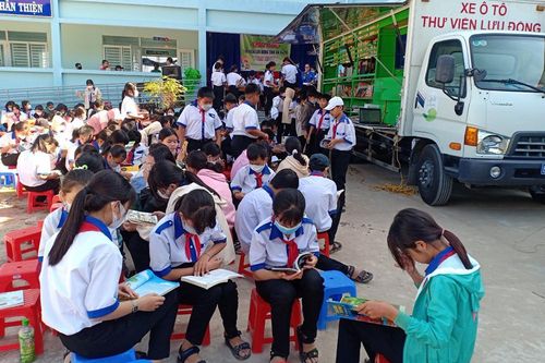 Thư viện lưu động tỉnh An Giang phục vụ nhu cầu đọc sách học sinh Trường THCS Phú Thạnh