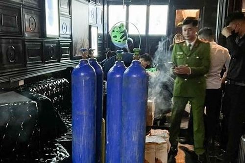 Phát hiện, thu giữ khí cười, rượu lậu trên phố Mã Mây