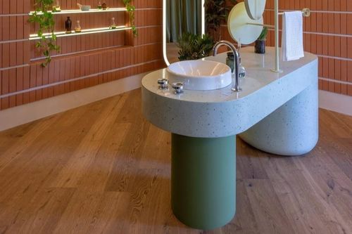 Bồn rửa phòng tắm không còn gắn chặt vào tường