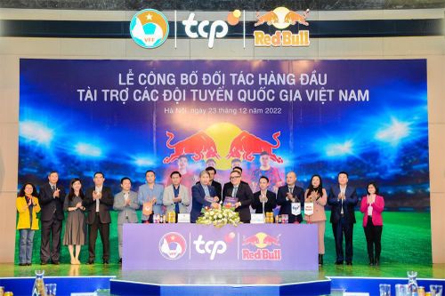 Nhãn hàng nước tăng lực Red Bull tiếp năng lượng cho các đội tuyển bóng đá Quốc gia