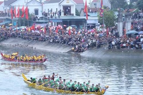Vạn người cổ vũ màn đua thuyền nghẹt thở trên sông xứ Nghệ
