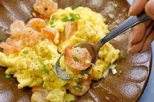 Món ngon cuối tuần: Trứng chiên tôm đơn giản mà ngon