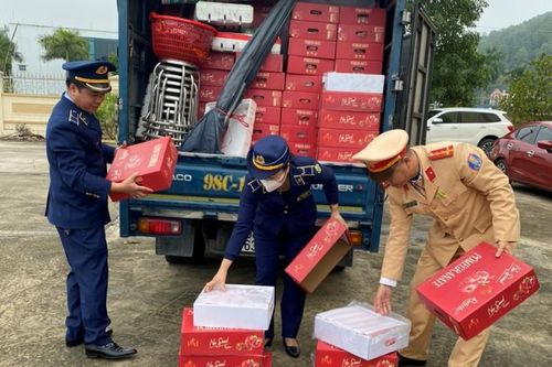 Tỉnh Quảng Ninh: Phát hiện 1,2 tấn thực phẩm có dấu hiệu nhập lậu