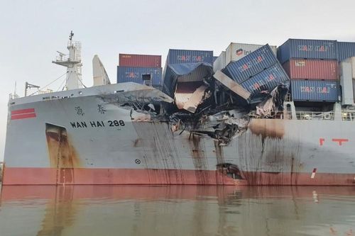 TP. Hồ Chí Minh: Hai tàu chở container va chạm mạnh trên sông