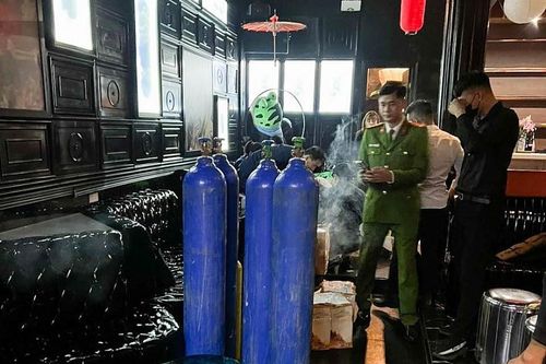 Hà Nội: Thu giữ lượng lớn 'khí cười', rượu lậu trên phố Mã Mây