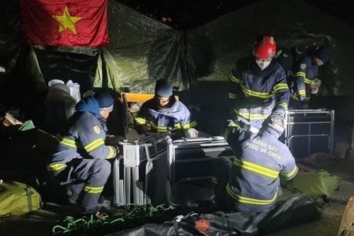 Cảnh sát Việt Nam tiếp cận nạn nhân trong vụ động đất tại Thổ Nhĩ Kỳ