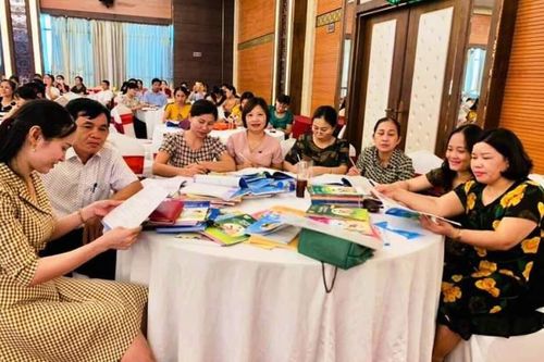 Trường học 'lên giây cót' thay sách giáo khoa lớp 4 và lớp 8