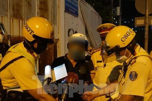 Vi phạm nồng độ cồn: Người kêu khó thở, kẻ bỏ lại xe