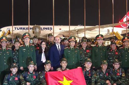 Tổng Tham mưu trưởng Nguyễn Tân Cương ra sân bay tiễn 76 quân nhân Việt Nam tới Thổ Nhĩ Kỳ