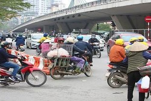 Vô tư vượt đèn đỏ, đi ngược chiều: Ý thức kém, xử lý không quyết liệt?