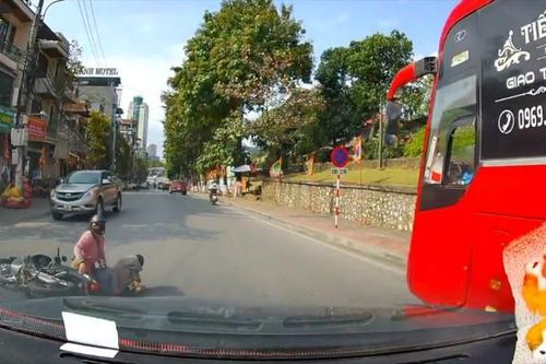 Lào Cai: Xe khách chuyển hướng ẩu khiến ô tô con đâm ngã xe máy xuống đường