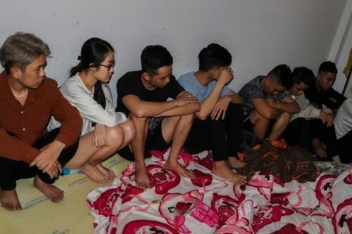 Bắt quả tang 8 thanh niên thuê nhà sử dụng ma túy