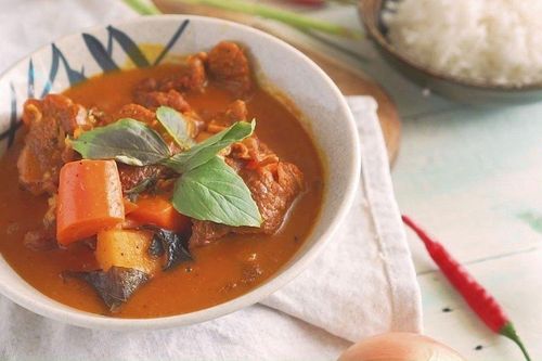 Món ngon cuối tuần: Cà ri bò ấm nóng cho ngày nồm ẩm