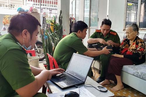 Đến nhà làm căn cước công dân cho người già, tàn tật