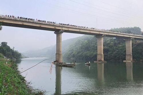 Tìm thấy thi thể nam sinh lớp 9 nhảy cầu tự vẫn