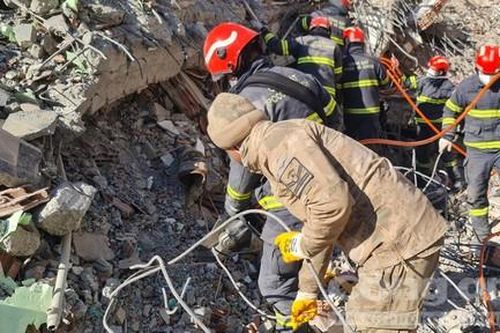Cảnh sát Việt Nam phối hợp cứu cháu bé 14 tuổi dưới đống đổ nát tại Thổ Nhĩ Kỳ