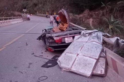 Xe tải đè ô tô con bẹp dúm, 2 người tử vong, 2 người bị thương