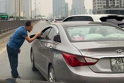 Tài xế xe sang chặn đầu xe khác, chửi bới trên đường vành đai 3 trên cao