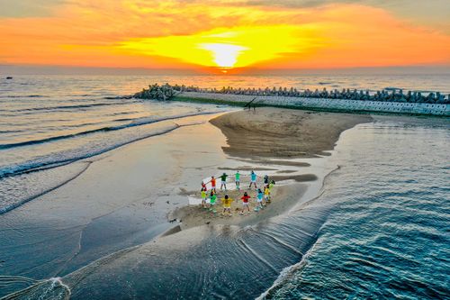 Đón bình minh bên kè chắn sóng phủ kín rêu xanh ở Quảng Ngãi